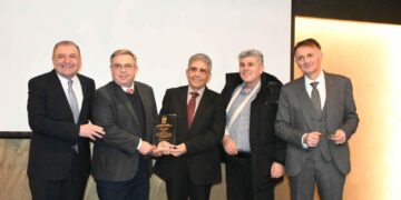 Ο δήμαρχος Κορδελιού – Ευόσμου, Λευτέρης Αλεξανδρίδης, τίμησε τον πρόεδρο του ΑΣ ΠΑΟΚ στην κοπή πίτας της ΠΕΔ-ΚΜΚ