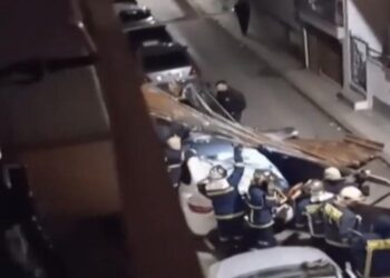 Αναστάτωση στη Θεσσαλονίκη: Βοριάς «ξήλωσε» οροφή – Έπεσε πάνω σε ΙΧ (Βίντεο)