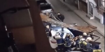 Αναστάτωση στη Θεσσαλονίκη: Βοριάς «ξήλωσε» οροφή – Έπεσε πάνω σε ΙΧ (Βίντεο)
