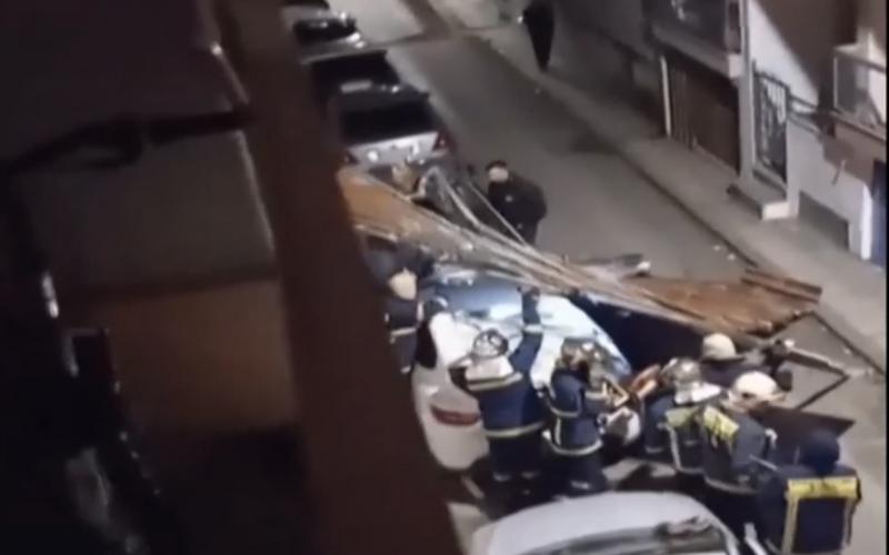 Αναστάτωση στη Θεσσαλονίκη: Βοριάς «ξήλωσε» οροφή – Έπεσε πάνω σε ΙΧ (Βίντεο)