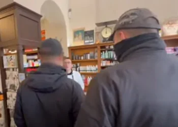 Σταυρούπολη: Παρέμβαση του Ρουβίκωνα σε φαρμακείο – “Ανύπαρκτες άδειες, απλήρωτες υπερωρίες” – Βίντεο