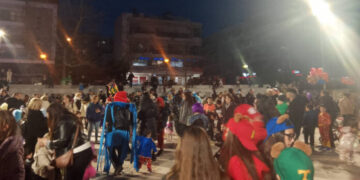 Κορδελιό: Η οδός Ανδρέα Παπανδρέου πλημμύρισε από μικρούς και μεγάλους καρναβαλιστές