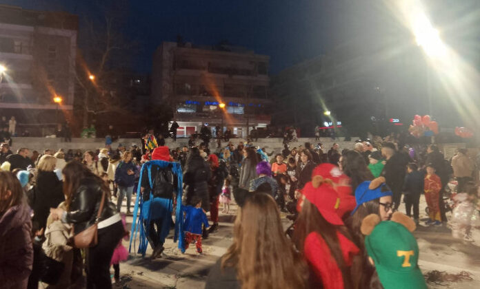 Κορδελιό: Η οδός Ανδρέα Παπανδρέου πλημμύρισε από μικρούς και μεγάλους καρναβαλιστές