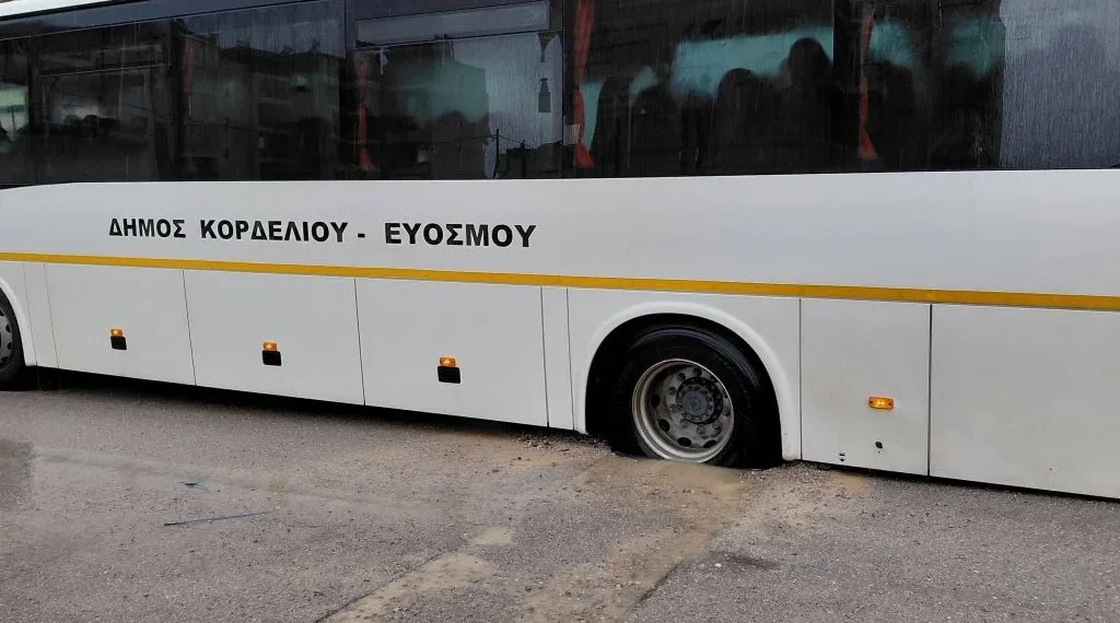 Εύοσμος: Λεωφορείο του Δήμου που μετέφερε μαθητές κόλλησε σε λακκούβα
