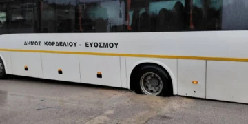Εύοσμος: Λεωφορείο του Δήμου που μετέφερε μαθητές κόλλησε σε λακκούβα