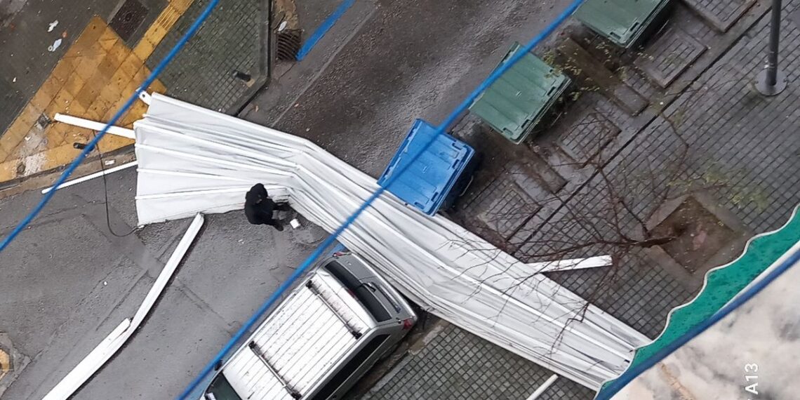 Θεσσαλονίκη: Τέντα έπεσε από μπαλκόνι πολυκατοικίας – Δεκάδες κλήσεις για πτώσεις δέντρων από τους ισχυρούς ανέμους