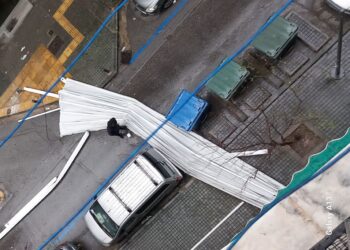 Θεσσαλονίκη: Τέντα έπεσε από μπαλκόνι πολυκατοικίας – Δεκάδες κλήσεις για πτώσεις δέντρων από τους ισχυρούς ανέμους