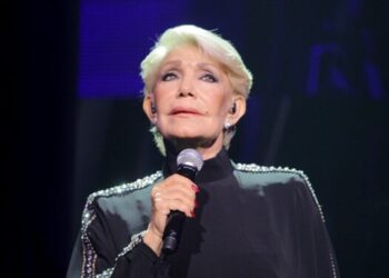 «Αντίο μάνα»: Σύσσωμος ο καλλιτεχνικός κόσμος λέει το στερνό αντίο στη Μεγάλη Κυρία του ελληνικού τραγουδιού