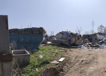 Εύοσμος: Πετούσαν σε οικόπεδο μπάζα από ανακαίνιση – Μεγάλη ρύπανση (Εικόνες)