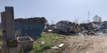 Εύοσμος: Πετούσαν σε οικόπεδο μπάζα από ανακαίνιση – Μεγάλη ρύπανση (Εικόνες)