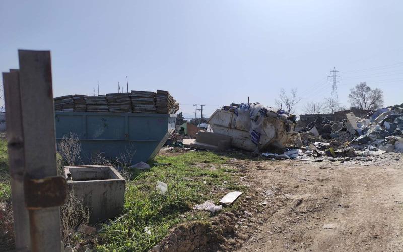 Εύοσμος: Πετούσαν σε οικόπεδο μπάζα από ανακαίνιση – Μεγάλη ρύπανση (Εικόνες)