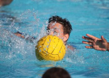 Νεάπολη: Κρανοφόροι εισέβαλαν σε αγώνα πόλο μικρών παιδιών και ζήτησαν να βγάλουνε μπλούζες και σκουφάκια με το σήμα του Άρη