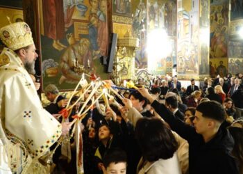 Ανάσταση με λαμπρότητα και κατάνυξη στη Θεσσαλονίκη (Εικόνες)