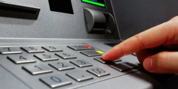 Καθολικό Πάσχα: Πώς θα λειτουργήσουν οι τράπεζες και ποιες συναλλαγές επηρεάζονται