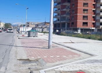 Απίστευτη κακοτεχνία στην Καραολή: Κολώνα “φυτεύτηκε” σε θέση στάθμευσης