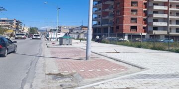 Απίστευτη κακοτεχνία στην Καραολή: Κολώνα “φυτεύτηκε” σε θέση στάθμευσης