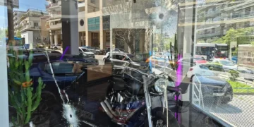 Θεσσαλονίκη: 17 κάλυκες βρέθηκαν στην αντιπροσωπεία αυτοκινήτων που γάζωσαν στη Β. Όλγας – Τι ερευνά η ΕΛΑΣ