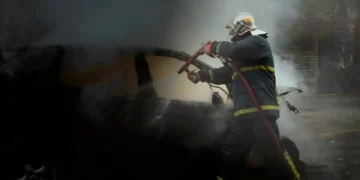 Συκιές: Φωτιά σε σταθμευμένο όχημα