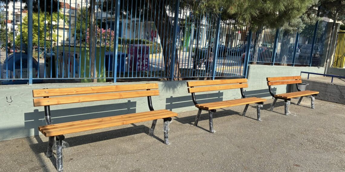 Νέα παγκάκια στην αυλή του 10ου Δημοτικού Σχολείου Ευόσμου από τον Σύλλογο Γονέων και Κηδεμόνων