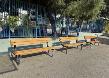 Νέα παγκάκια στην αυλή του 10ου Δημοτικού Σχολείου Ευόσμου από τον Σύλλογο Γονέων και Κηδεμόνων