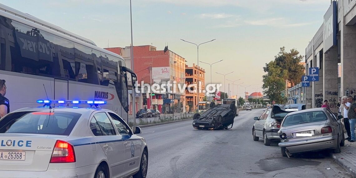 Μοναστηρίου: Αυτοκίνητο “καρφώθηκε” πάνω σε παρκαρισμένα ΙΧ και τούμπαρε (Βίντεο)