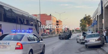Μοναστηρίου: Αυτοκίνητο “καρφώθηκε” πάνω σε παρκαρισμένα ΙΧ και τούμπαρε (Βίντεο)