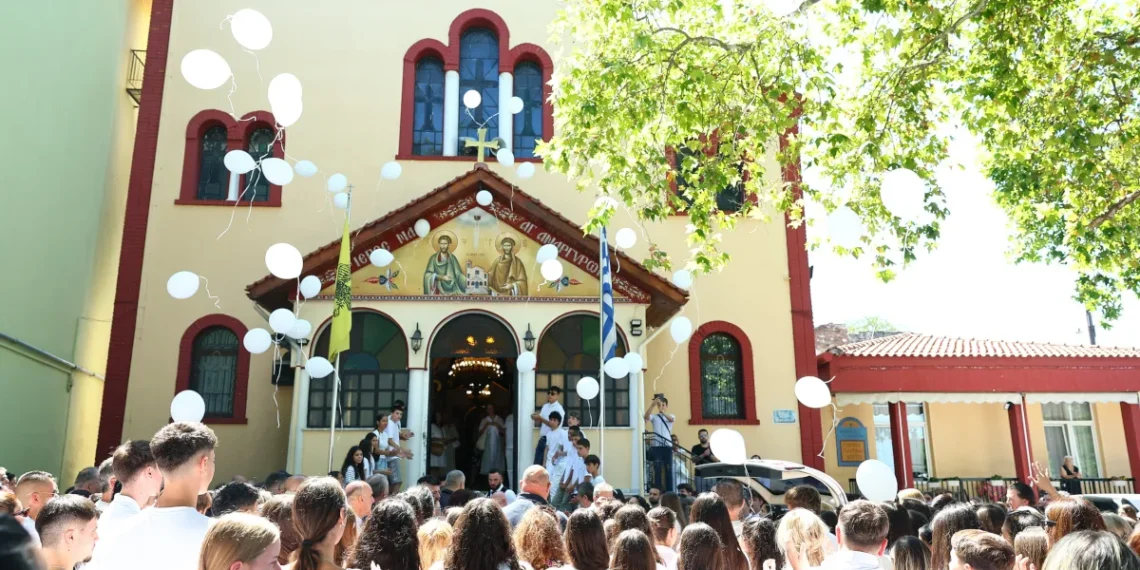 Θεσσαλονίκη: Οδύνη στην κηδεία της 15χρονης αθλήτριας του ΠΑΟΚ – Ήταν ντυμένοι όλοι στα λευκά