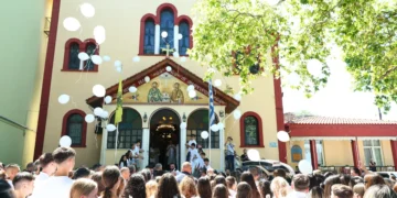 Θεσσαλονίκη: Οδύνη στην κηδεία της 15χρονης αθλήτριας του ΠΑΟΚ – Ήταν ντυμένοι όλοι στα λευκά