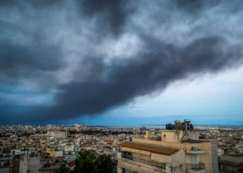 Τι περιέχει το τοξικό νέφος που σκέπασε τη Θεσσαλονίκη από τη φωτιά στο Ωραιόκαστρο- Οι οδηγίες των ειδικών – Συνεχίζεται η κατάσβεση