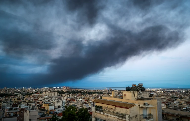 Τι περιέχει το τοξικό νέφος που σκέπασε τη Θεσσαλονίκη από τη φωτιά στο Ωραιόκαστρο- Οι οδηγίες των ειδικών – Συνεχίζεται η κατάσβεση