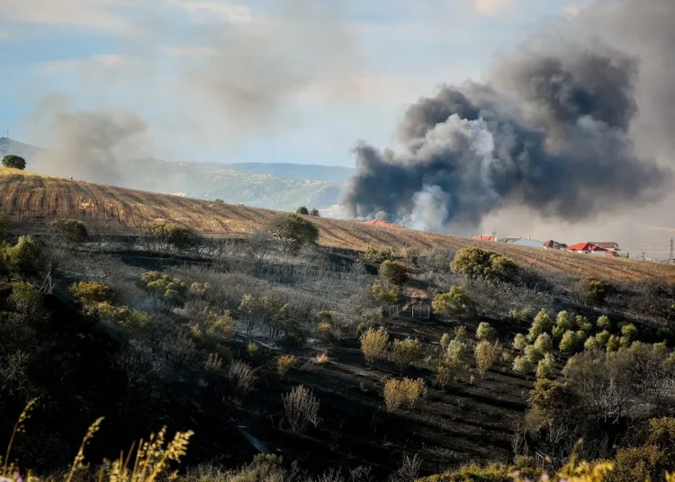 Χωρίς ενεργό μέτωπο η μεγάλη φωτιά σε Ανθούπολη και Φιλοθέη – Μάχη για να σωθούν επιχειρήσεις