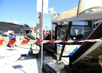 Θεσσαλονίκη: «Έπεσε η στάση πάνω της» – Πώς έγινε το ατύχημα στο οποίο ενεπλάκησαν 2 λεωφορεία ΟΑΣΘ