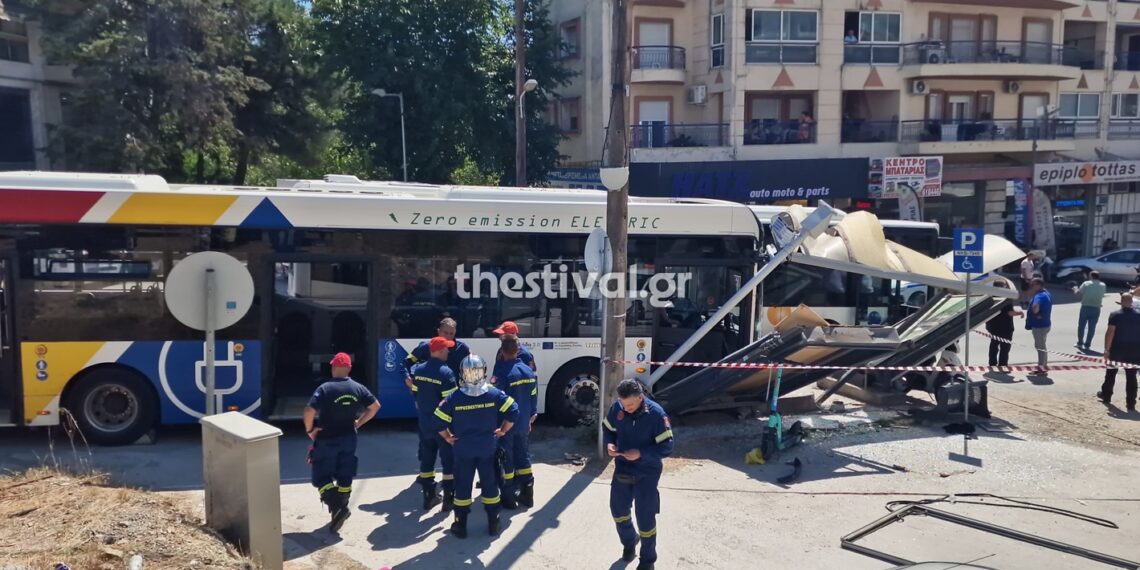 Νεάπολη: Λεωφορείο έπεσε σε στάση – Τουλάχιστον τέσσερις τραυματίες – Δείτε βίντεο και φωτο