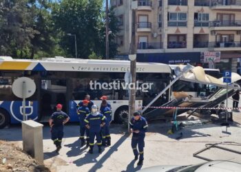 Νεάπολη: Λεωφορείο έπεσε σε στάση – Τουλάχιστον τέσσερις τραυματίες – Δείτε βίντεο και φωτο