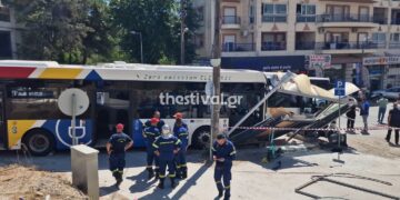 Νεάπολη: Λεωφορείο έπεσε σε στάση – Τουλάχιστον τέσσερις τραυματίες – Δείτε βίντεο και φωτο
