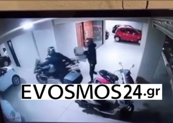 Εύοσμος: Καρέ-καρέ η κλοπή μηχανής – Με κράνη και καλυμμένα πρόσωπα οι δύο δράστες