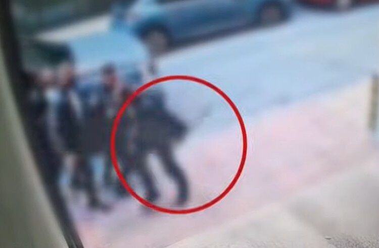 Αδιανόητες εικόνες στη Θεσσαλονίκη: Αστυνομικός άφησε το όπλο του κάτω για να τσακωθεί με πολίτη
