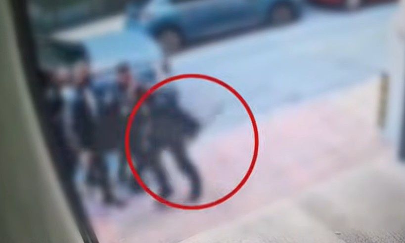Αδιανόητες εικόνες στη Θεσσαλονίκη: Αστυνομικός άφησε το όπλο του κάτω για να τσακωθεί με πολίτη